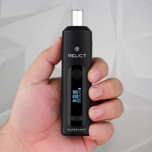 Hand holding a Norddampf Relict vaporizer